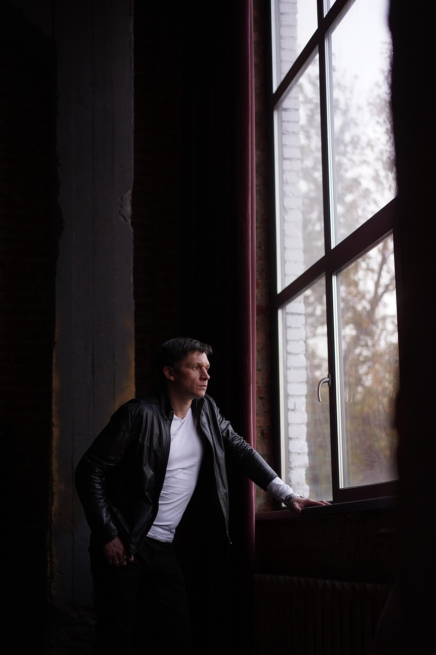 目元のくすみを改善するための効果的なケア方法は？